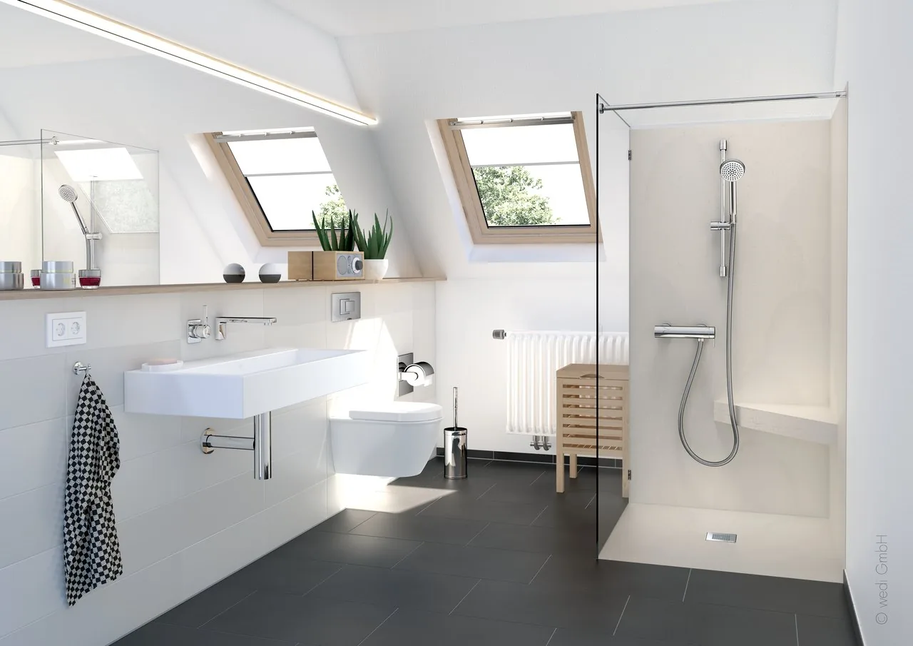 Helles Badezimmer mit bodengleicher Dusche