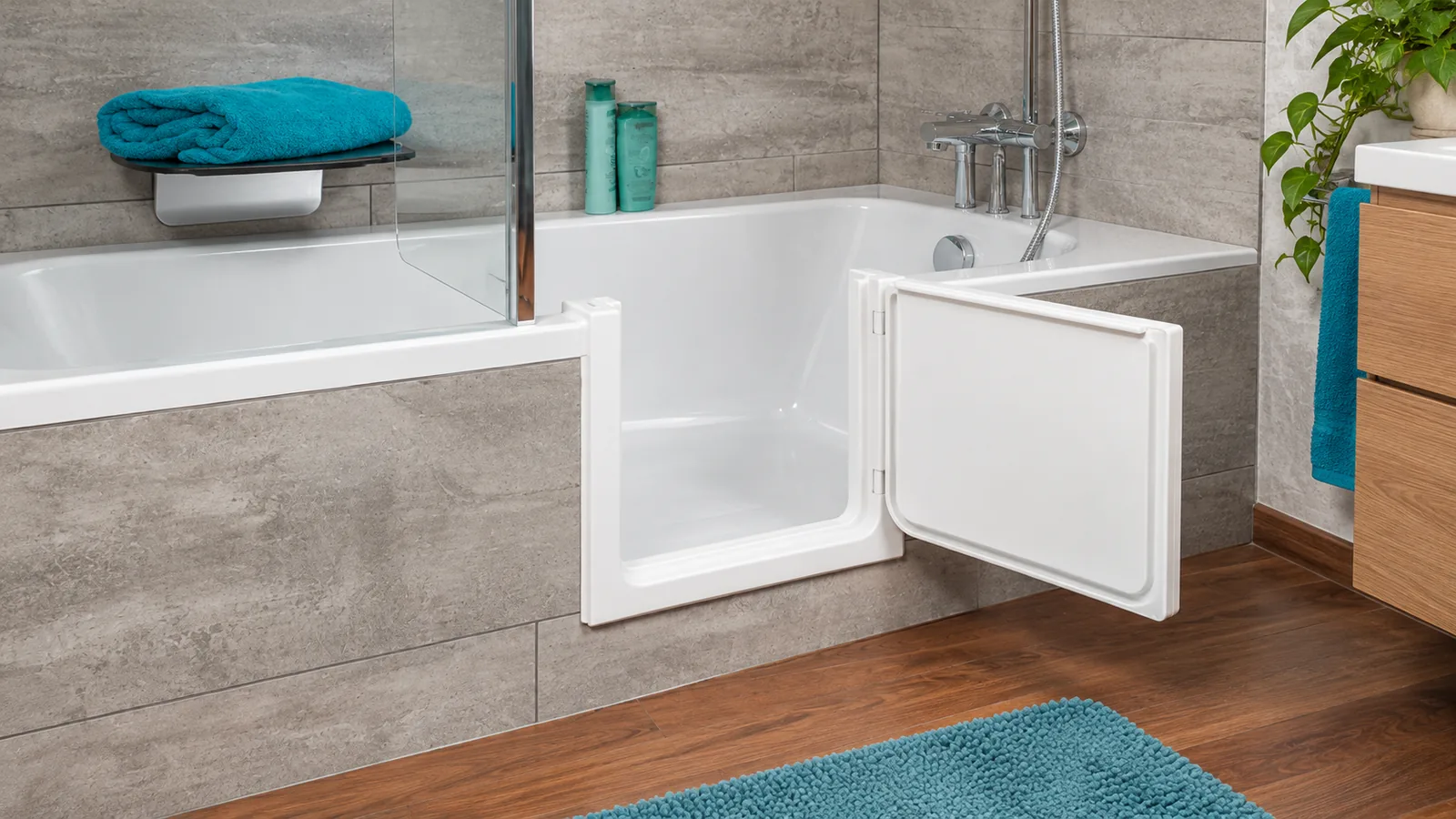 Badewanne mit geöffneter weißer, blickdichter Tür und niedrigem Einstieg